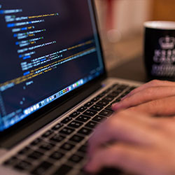 大V傍晚翻车！情绪崩溃视频引爆全网，蘑菇影视在线观看量瞬间破亿